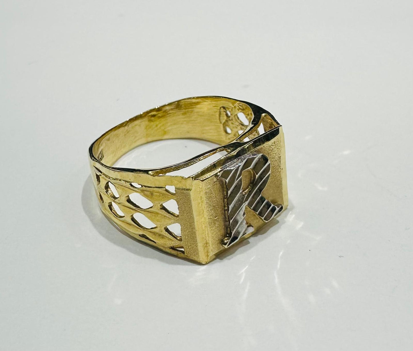 10K GOLD INITIAL LETTER RING "R"  SIZE: 7.0  WEIGHT: 3.0gm