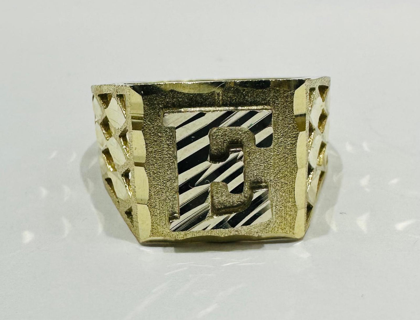 10K GOLD INITIAL LETTER RING "E"  SIZE: 9.2  WEIGHT: 2.8gm