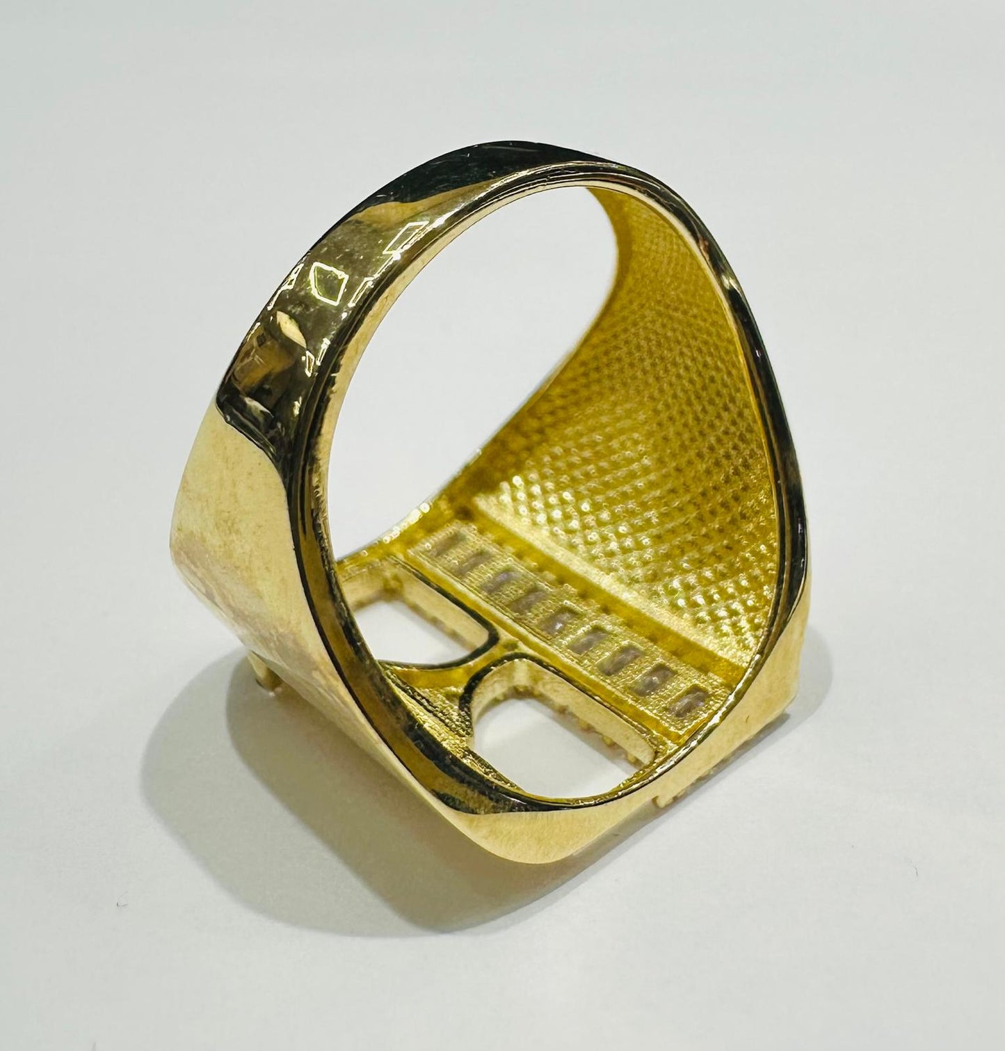 10K GOLD INITIAL LETTER "F" RING WITH CZ STONES-  SIZE: 7.8 WEIGHT: 4.0gm