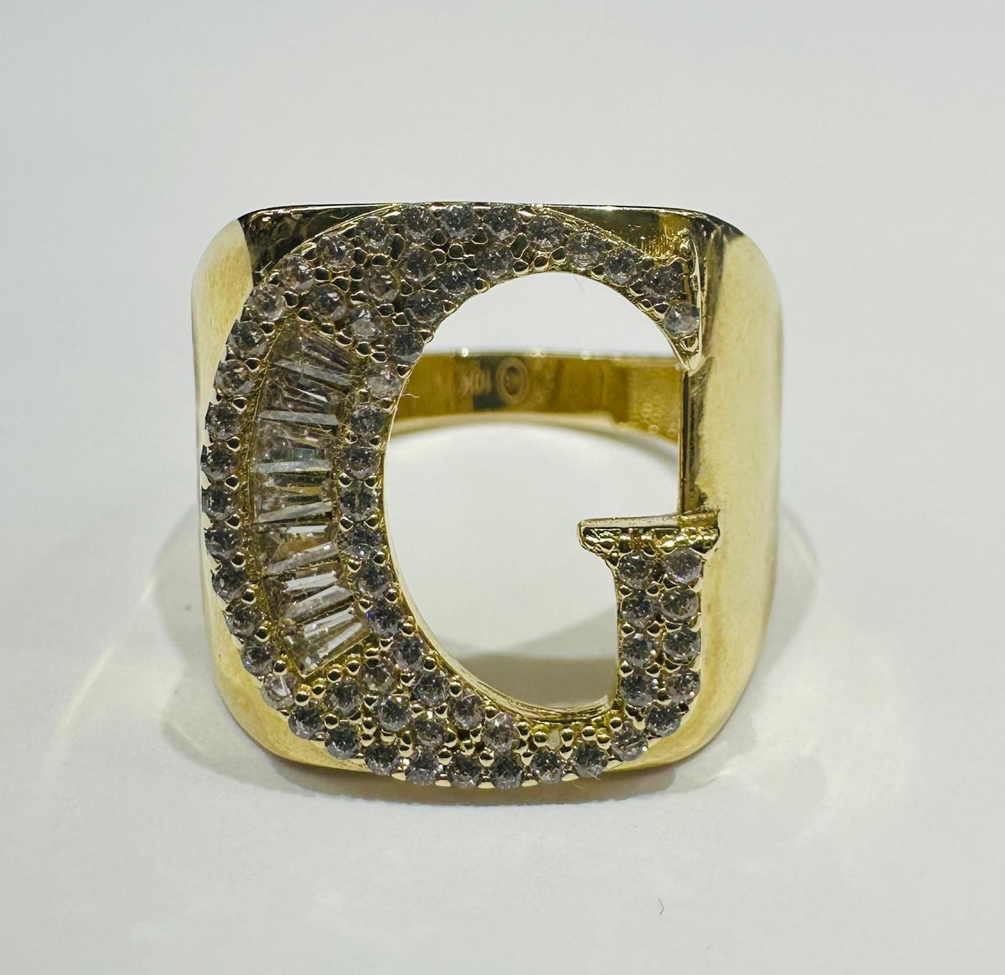 10K GOLD INITIAL LETTER "G" RING WITH CZ STONES-  SIZE: 7.4 WEIGHT: 4.0gm