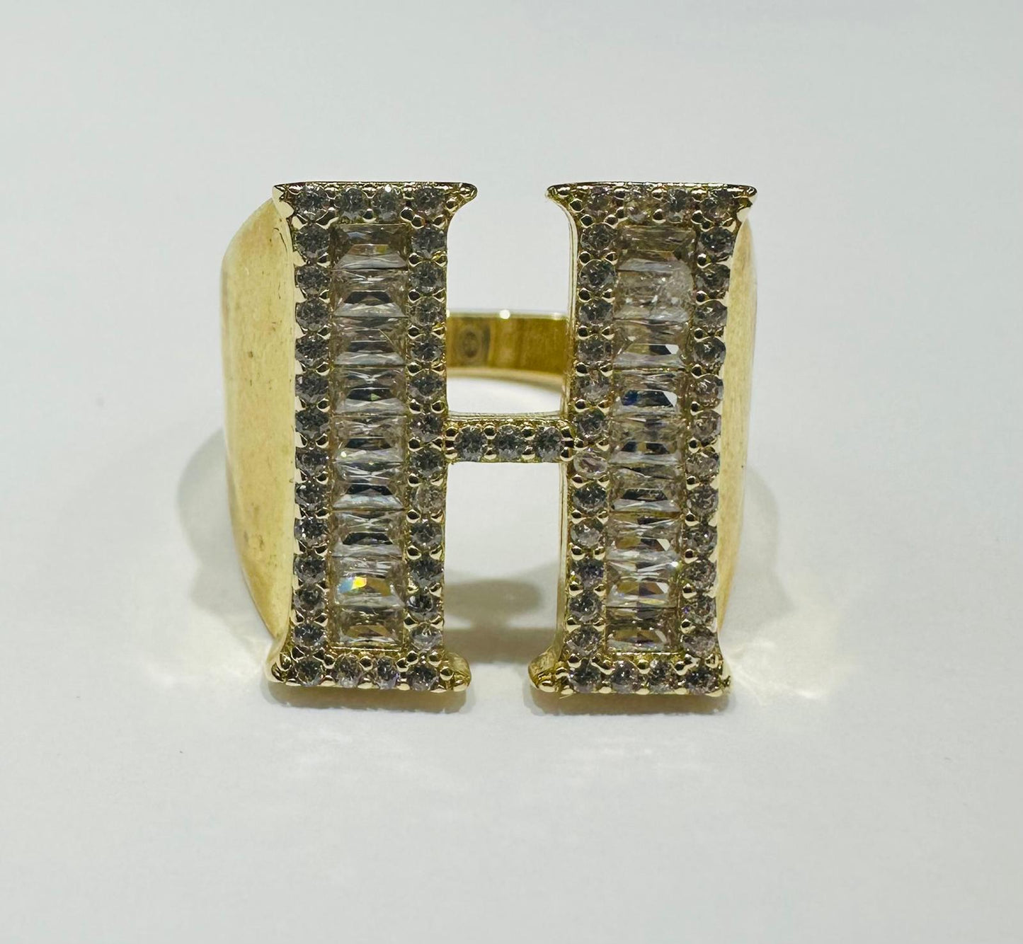 10K GOLD INITIAL LETTER "H" RING WITH CZ STONES-  SIZE: 7.4 WEIGHT: 4.3gm
