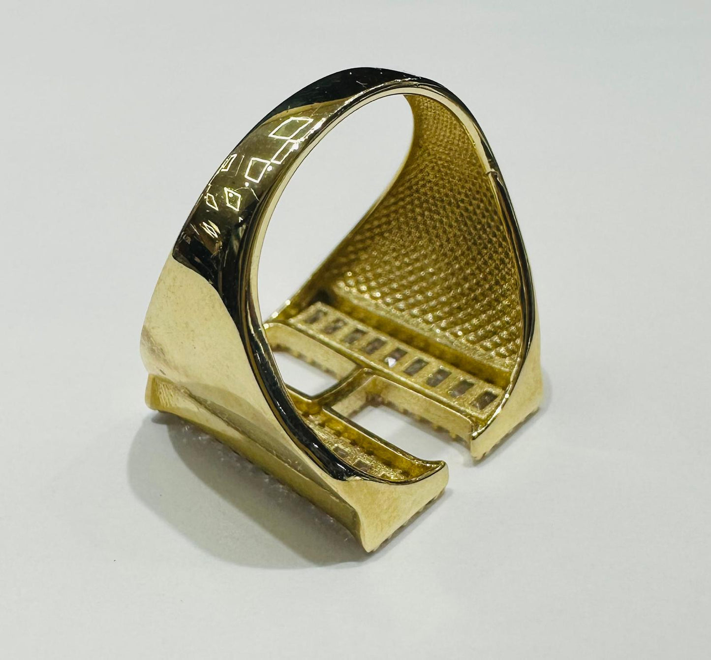 10K GOLD INITIAL LETTER "H" RING WITH CZ STONES-  SIZE: 7.4 WEIGHT: 4.3gm