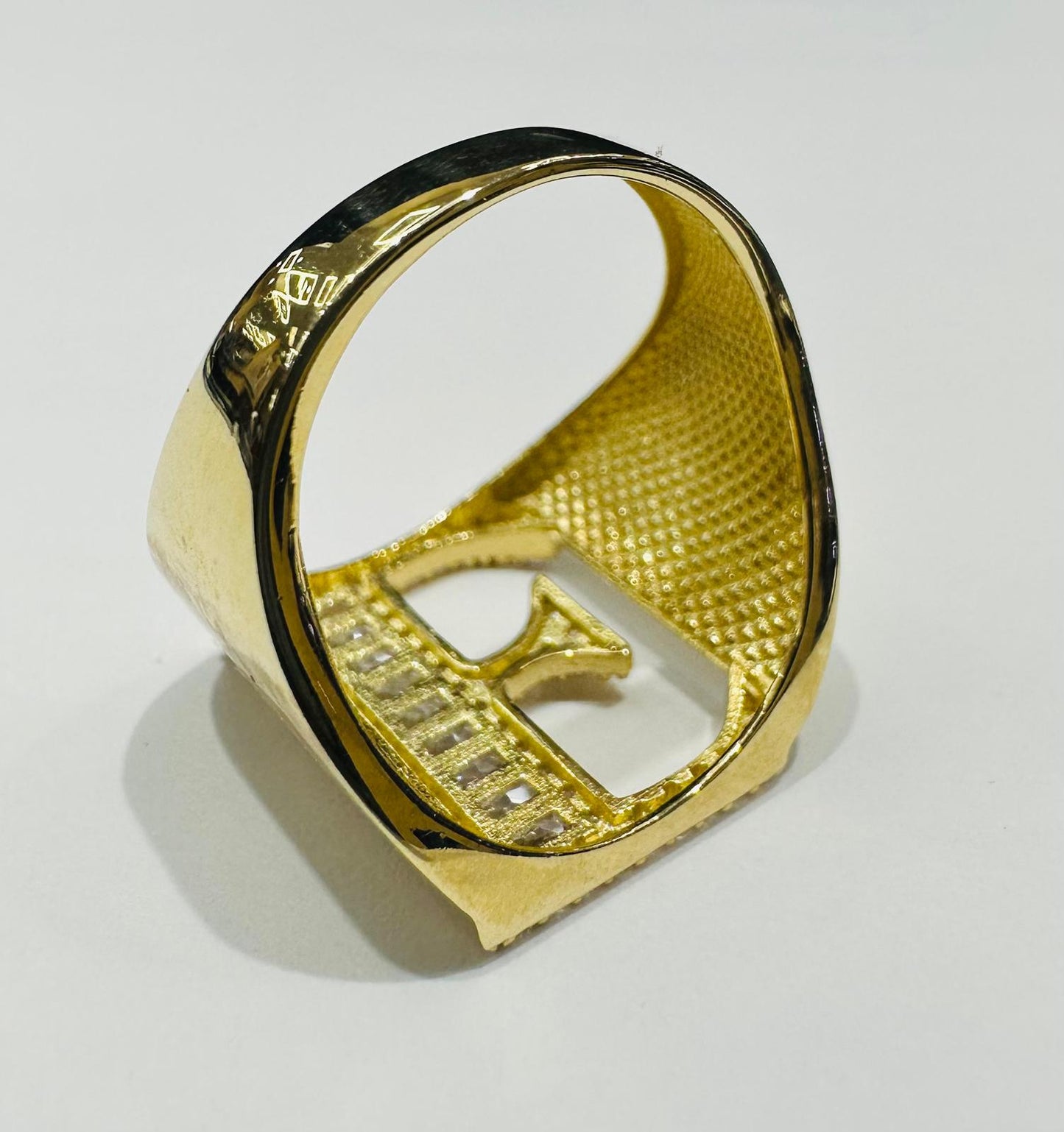 10K GOLD INITIAL LETTER "E" RING WITH CZ STONES-  SIZE: 7.6 WEIGHT: 3.9gm