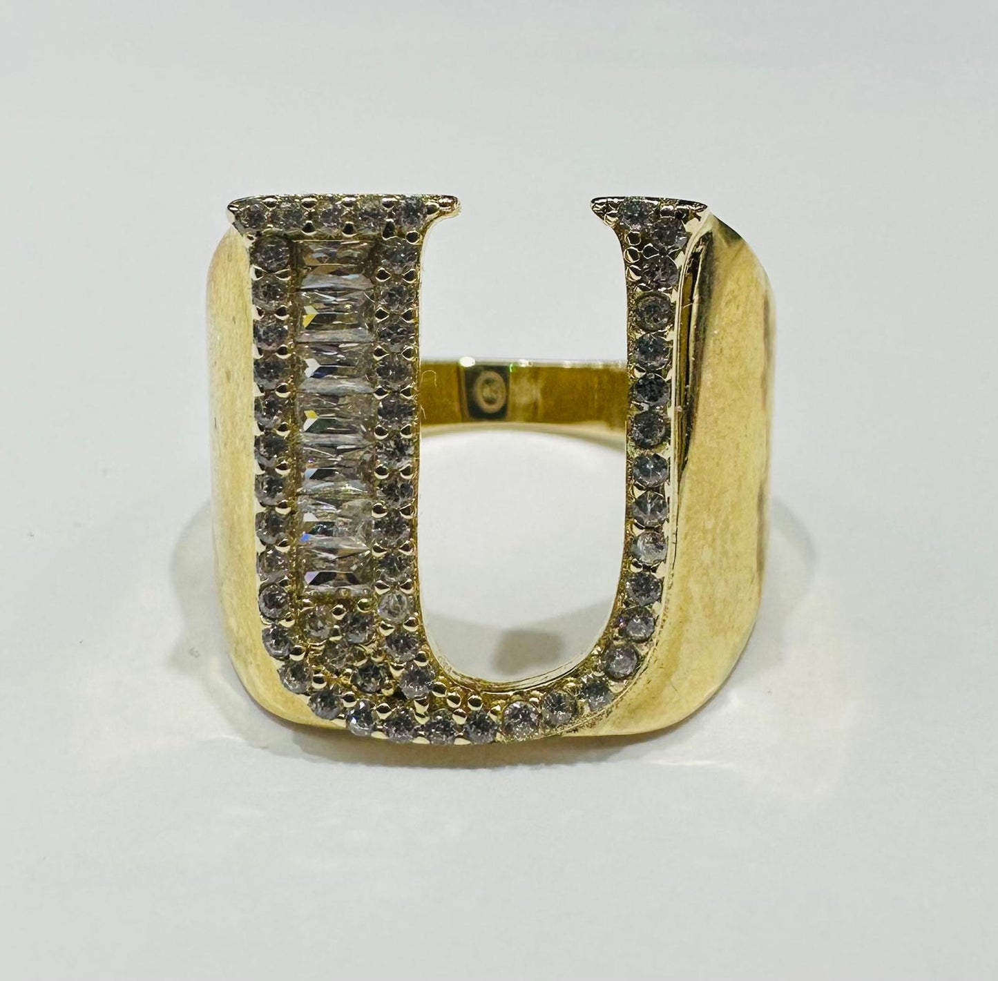 10K GOLD INITIAL LETTER "U" RING WITH CZ STONES-  SIZE: 7.8 WEIGHT: 4.0gm