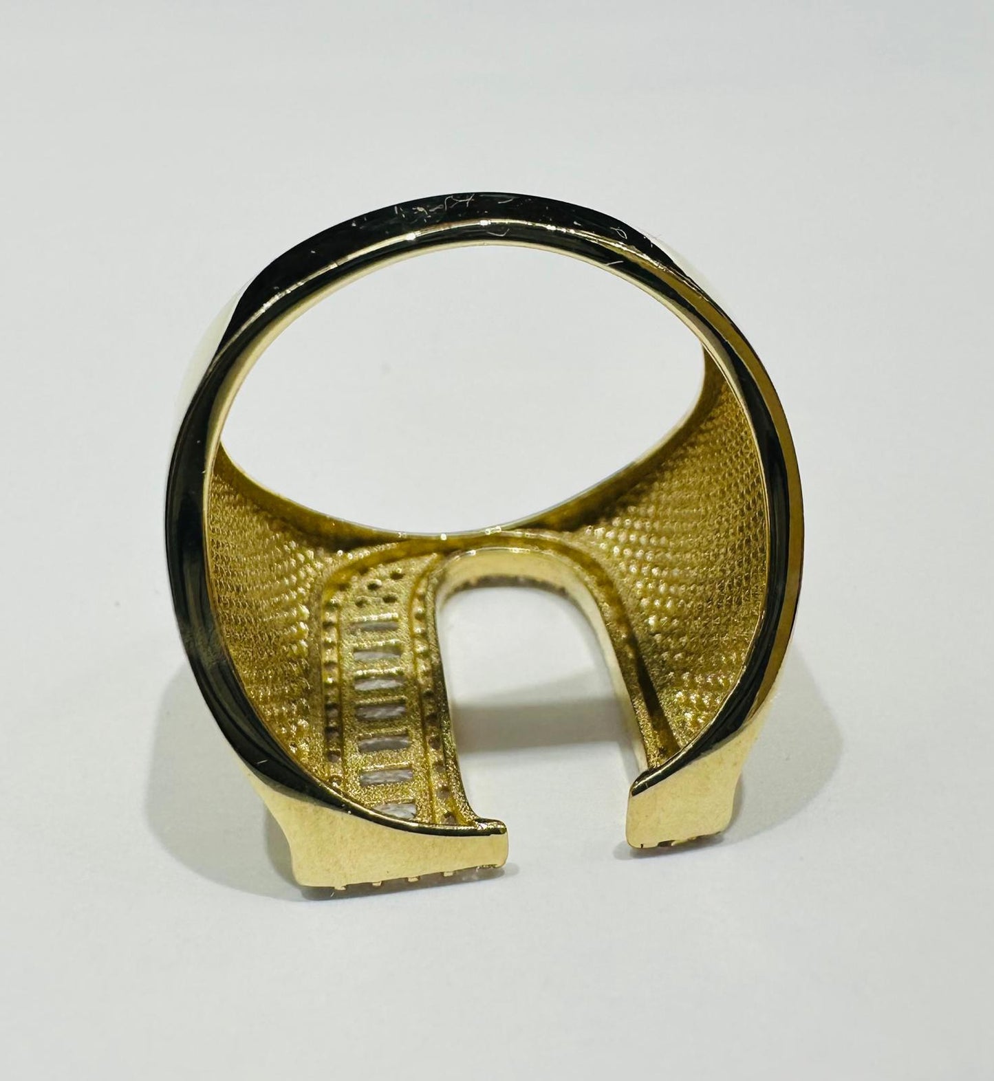 10K GOLD INITIAL LETTER "U" RING WITH CZ STONES-  SIZE: 7.8 WEIGHT: 4.0gm
