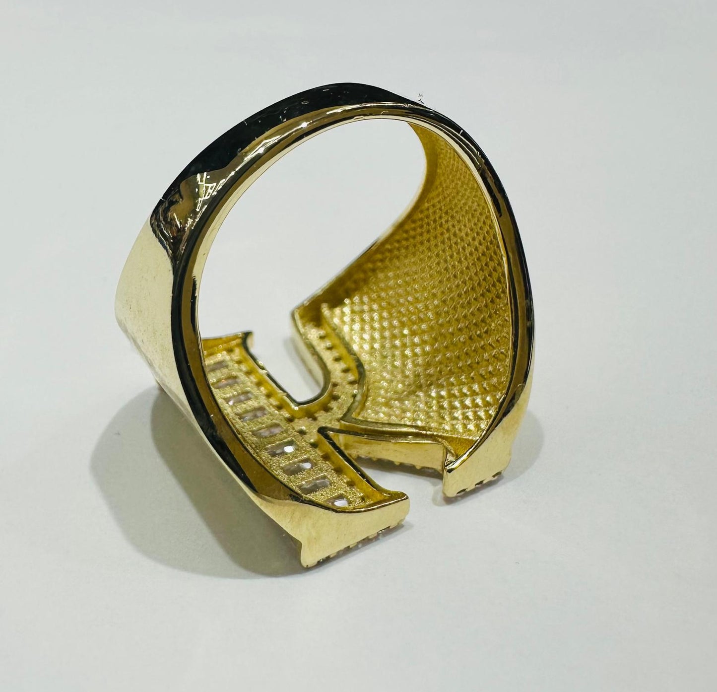 10K GOLD INITIAL LETTER "K" RING WITH CZ STONES-  SIZE: 7.6 WEIGHT: 4.4gm
