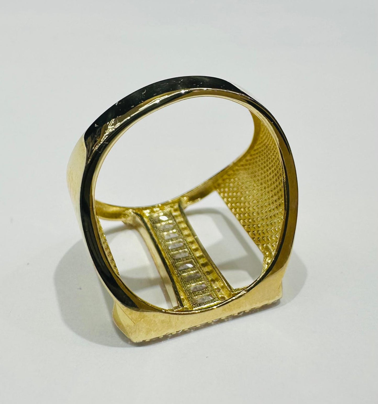 10K GOLD INITIAL LETTER "T" RING WITH CZ STONES-  SIZE: 7.6 WEIGHT: 4.0gm