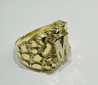 10K GOLD INITIAL LETTER "M" NUGGET RING - SIZE: 11.5 WEIGHT: 4.9gm