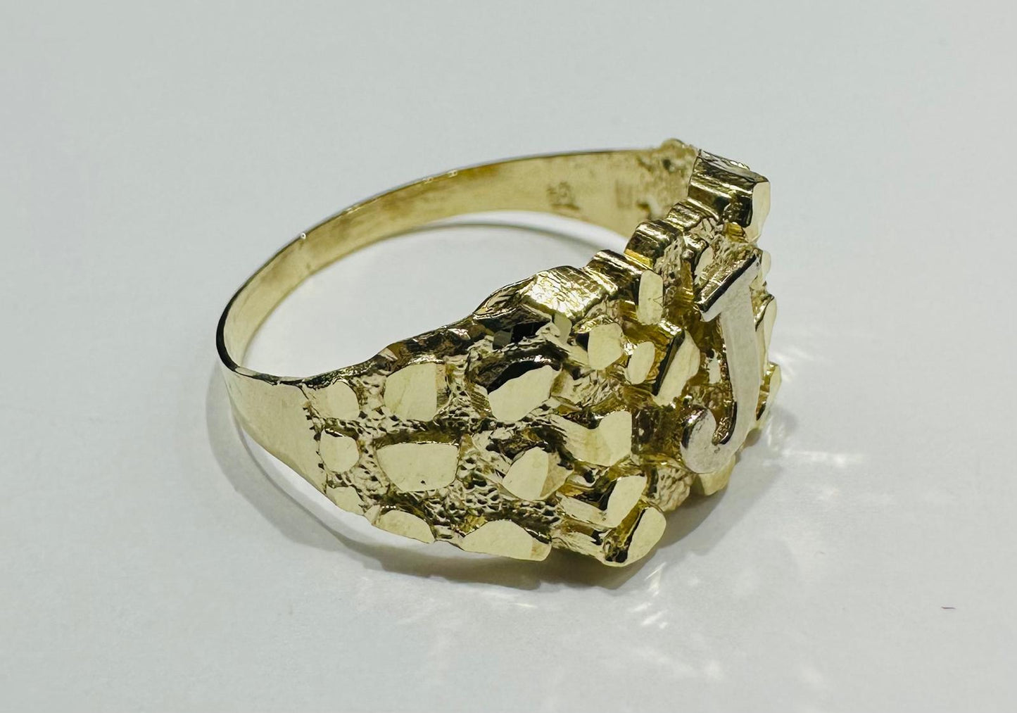 10K GOLD INITIAL LETTER "J" NUGGET RING - SIZE: 11.0 WEIGHT: 2.9gm