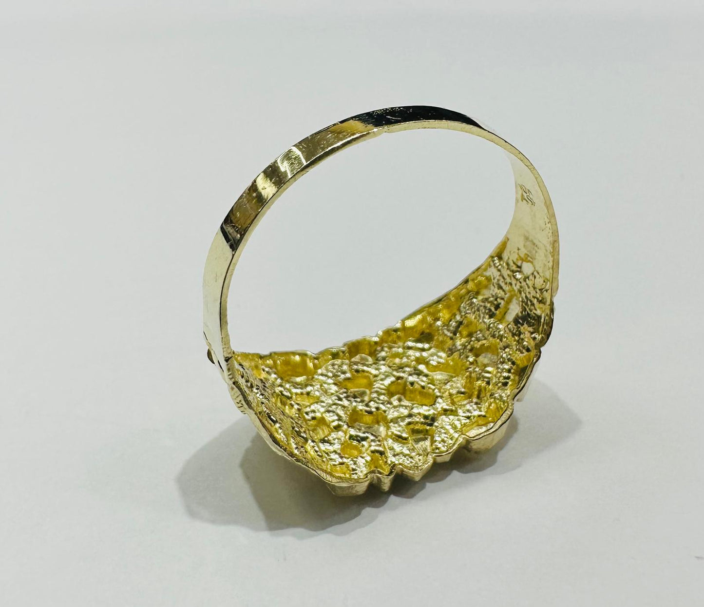 10K GOLD INITIAL LETTER "J" NUGGET RING - SIZE: 11.0 WEIGHT: 2.9gm