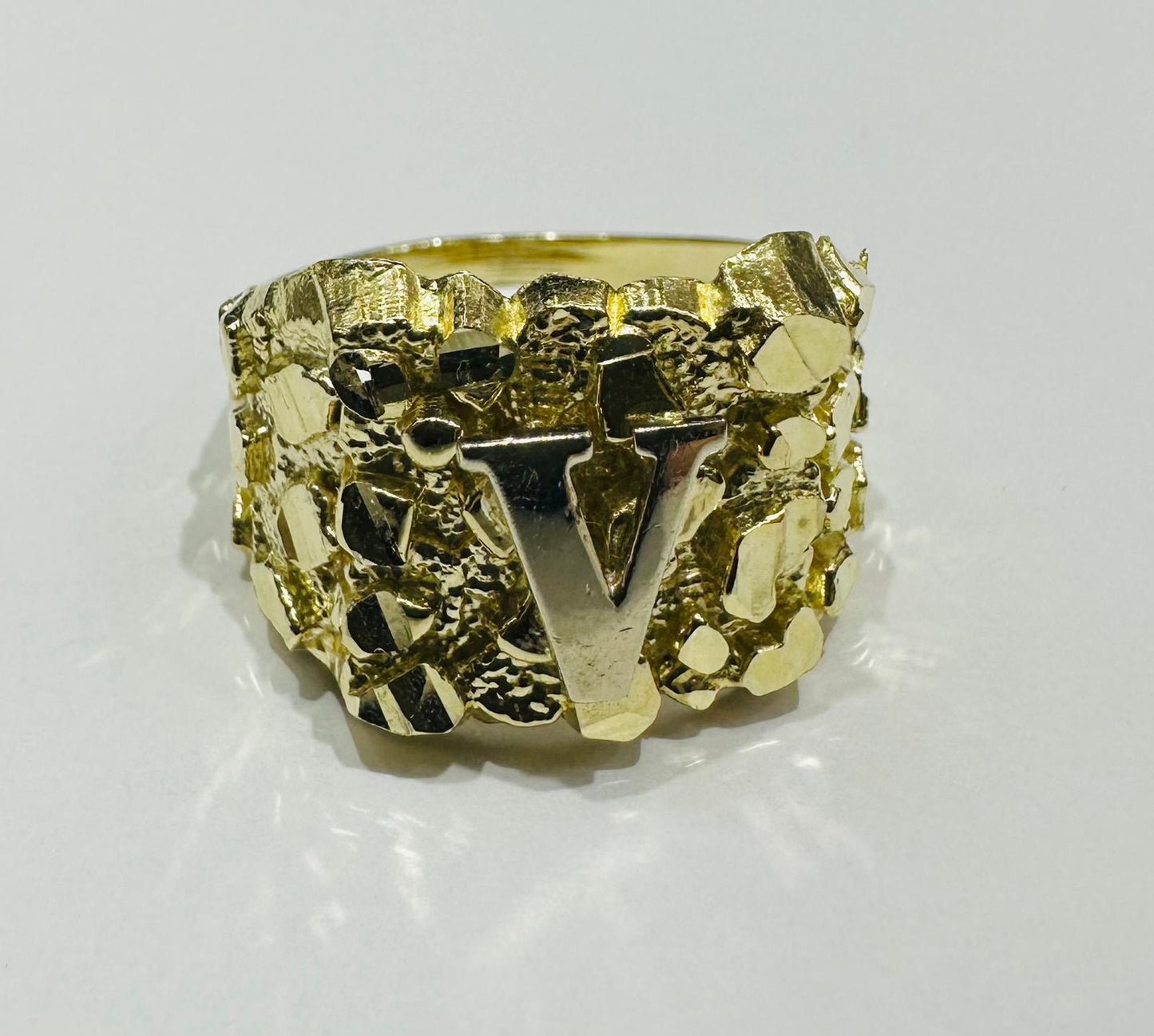10K GOLD INITIAL LETTER "V" NUGGET RING - SIZE: 11.5 WEIGHT: 4.6gm