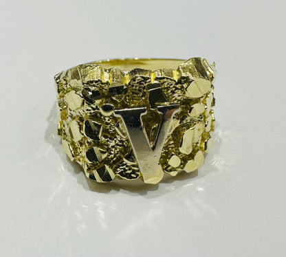 10K GOLD INITIAL LETTER "V" NUGGET RING - SIZE: 11.5 WEIGHT: 4.6gm