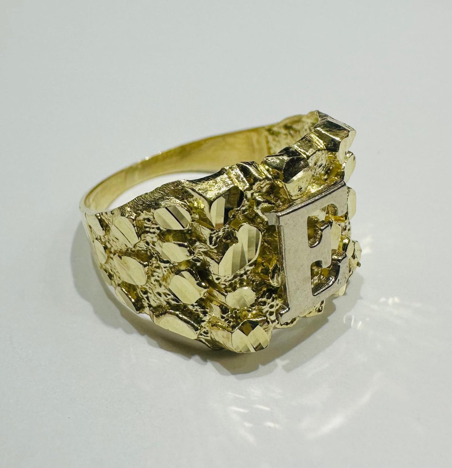 10K GOLD INITIAL LETTER "E" NUGGET RING - SIZE: 11.5 WEIGHT: 4.8gm