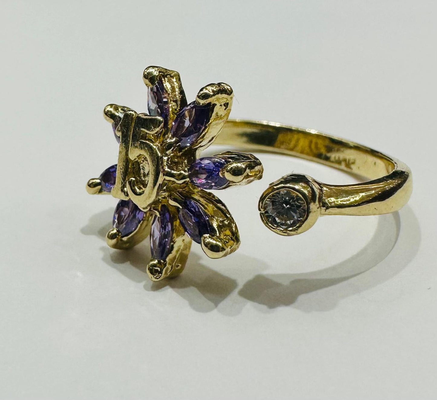 10K GOLD CZ STONE QUINCEANERA FLOWER RING - WEIGHT: 2.9gm