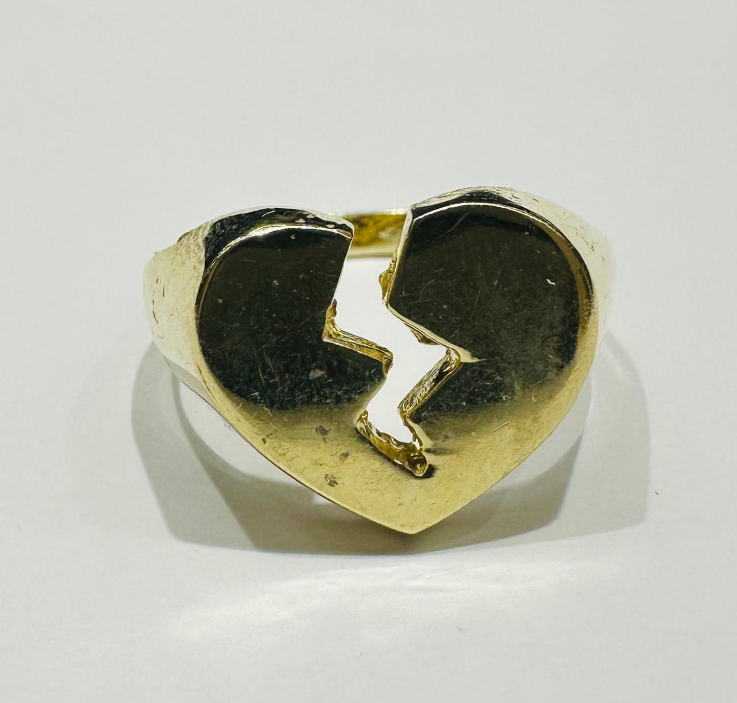 10K GOLD BROKEN HEART RING -SIZE: 7.6  WEIGHT: 4.0gm