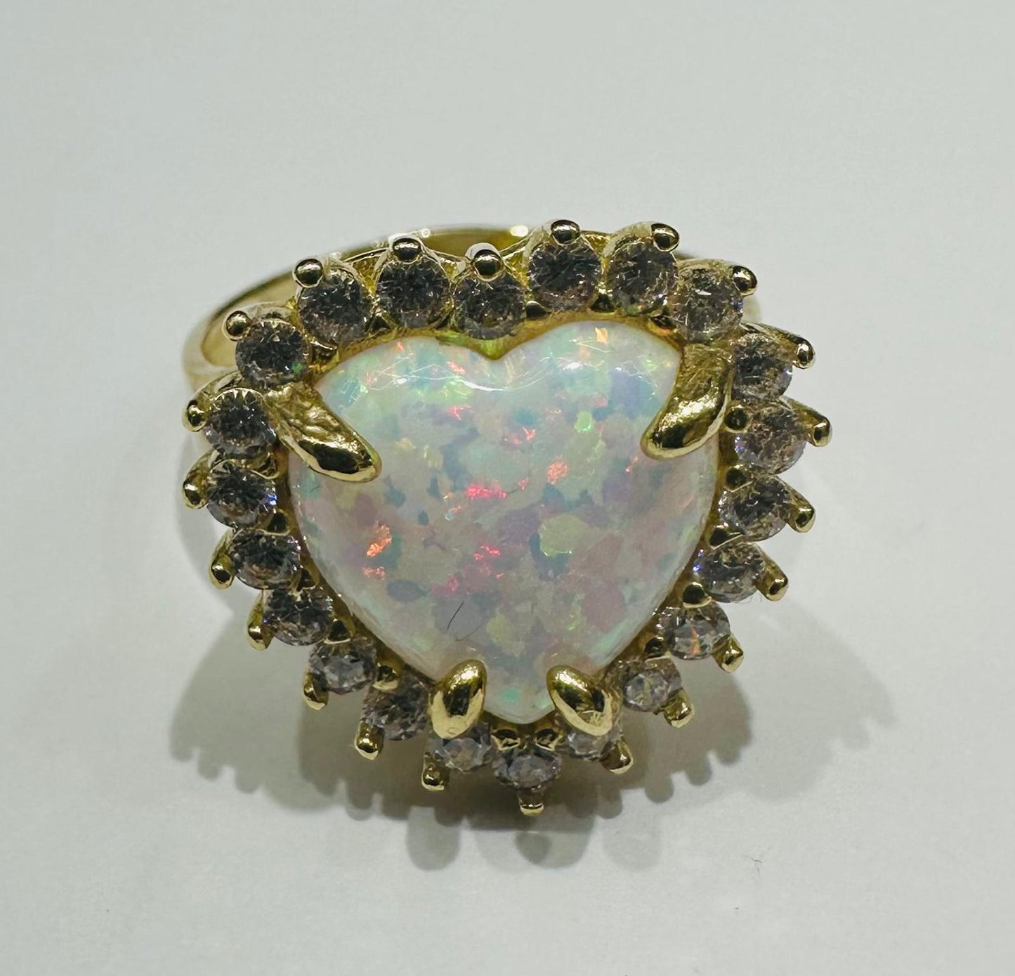 10K GOLD HEART CZ STONES RING -SIZE: 8.0  WEIGHT: 4.1gm