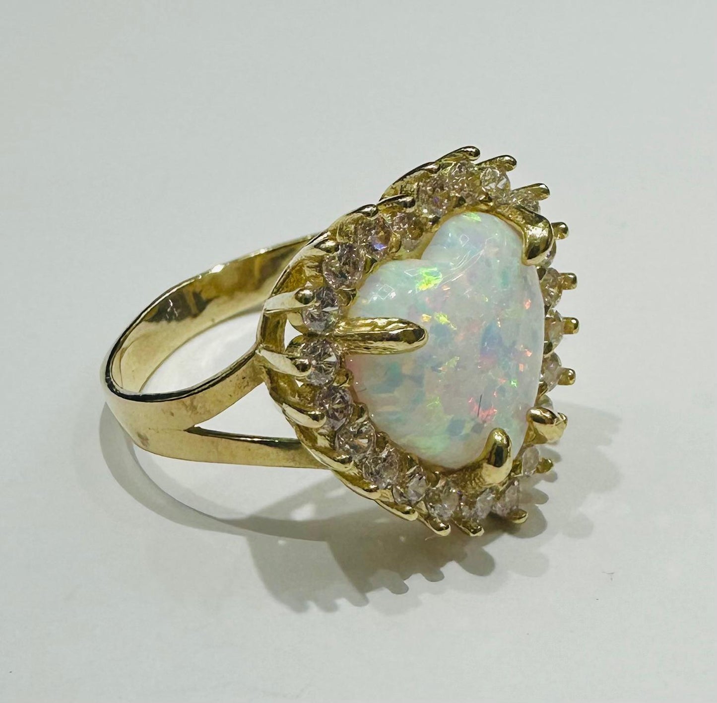 10K GOLD HEART CZ STONES RING -SIZE: 8.0  WEIGHT: 4.1gm