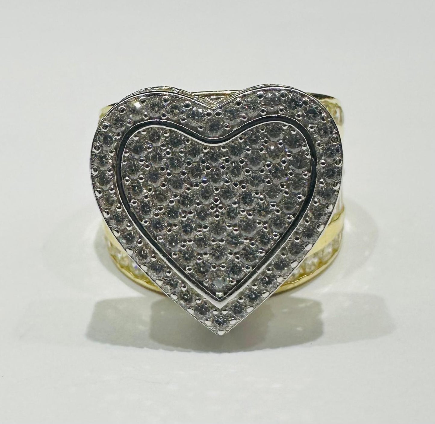 10K GOLD HEART CZ STONES RING -SIZE: 8.2  WEIGHT: 8.2gm