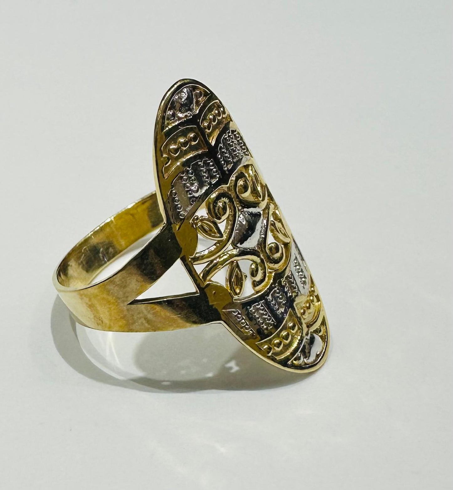 10K GOLD TWO TONED RING -SIZE: 8.0  WEIGHT: 2.5gm