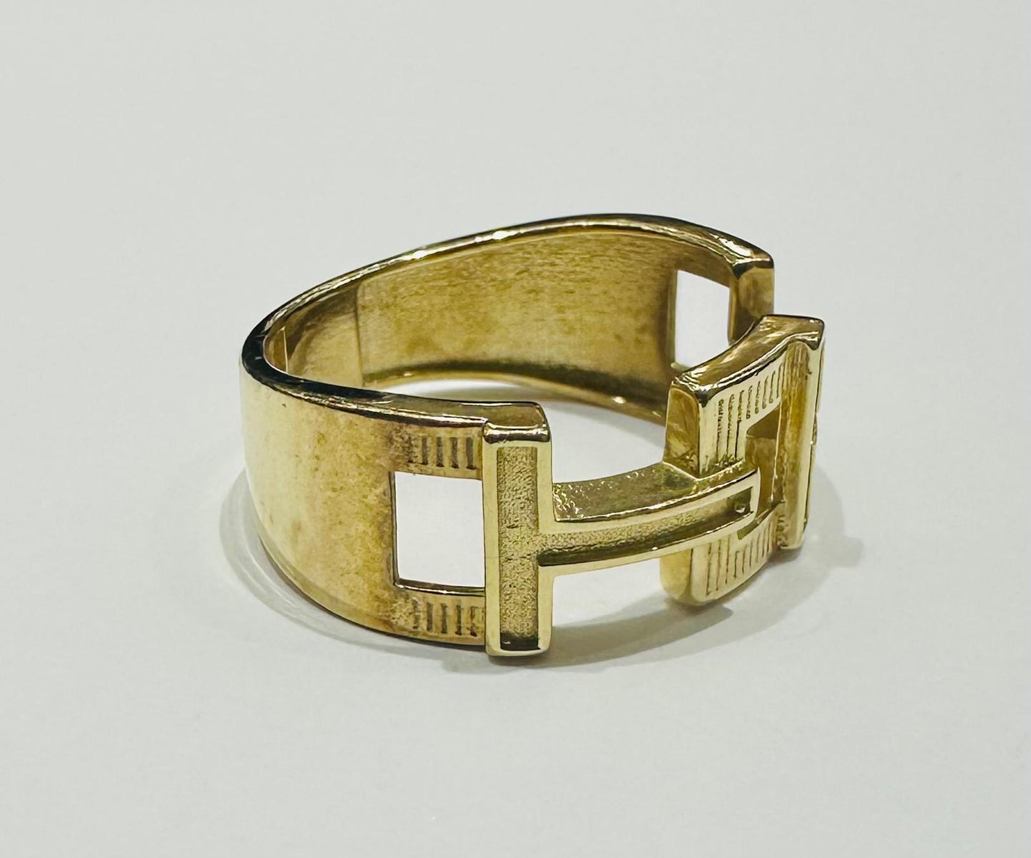 10K GOLD HERMEZ RING -SIZE: 7.0 WEIGHT: 3.2gm