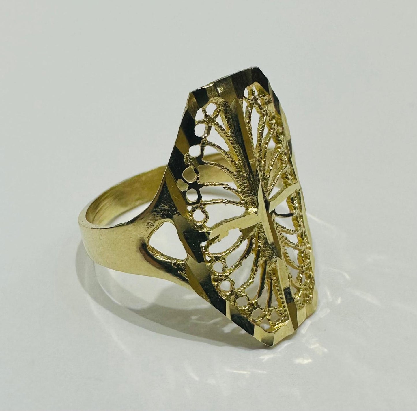 10K GOLD BUTTERFLY RING -SIZE: 6.2 WEIGHT: 3.4gm