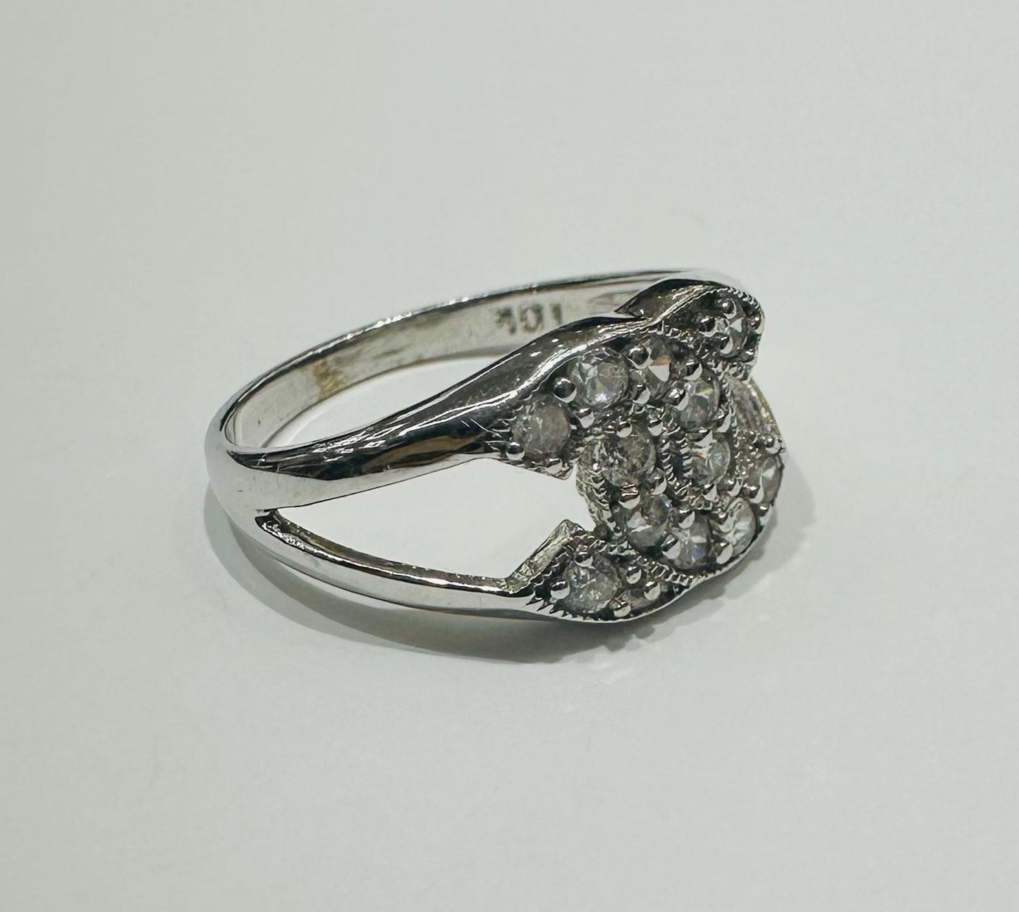 10K WHITE GOLD RING WITH CZ STONES -SIZE: 6.5 WEIGHT: 2.4gm
