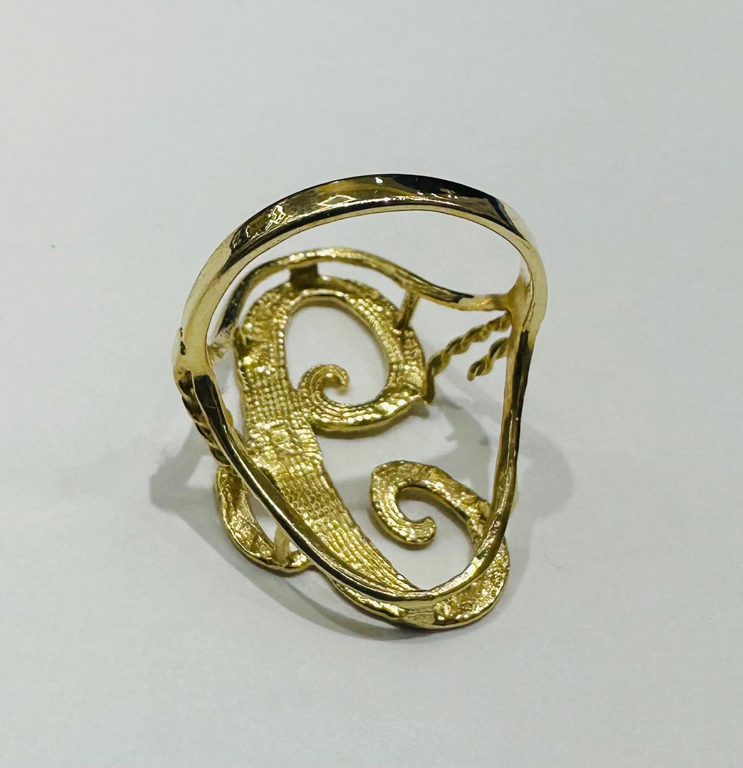 10K GOLD INITIAL LETTER "C" RING -WEIGHT: 3.1gm