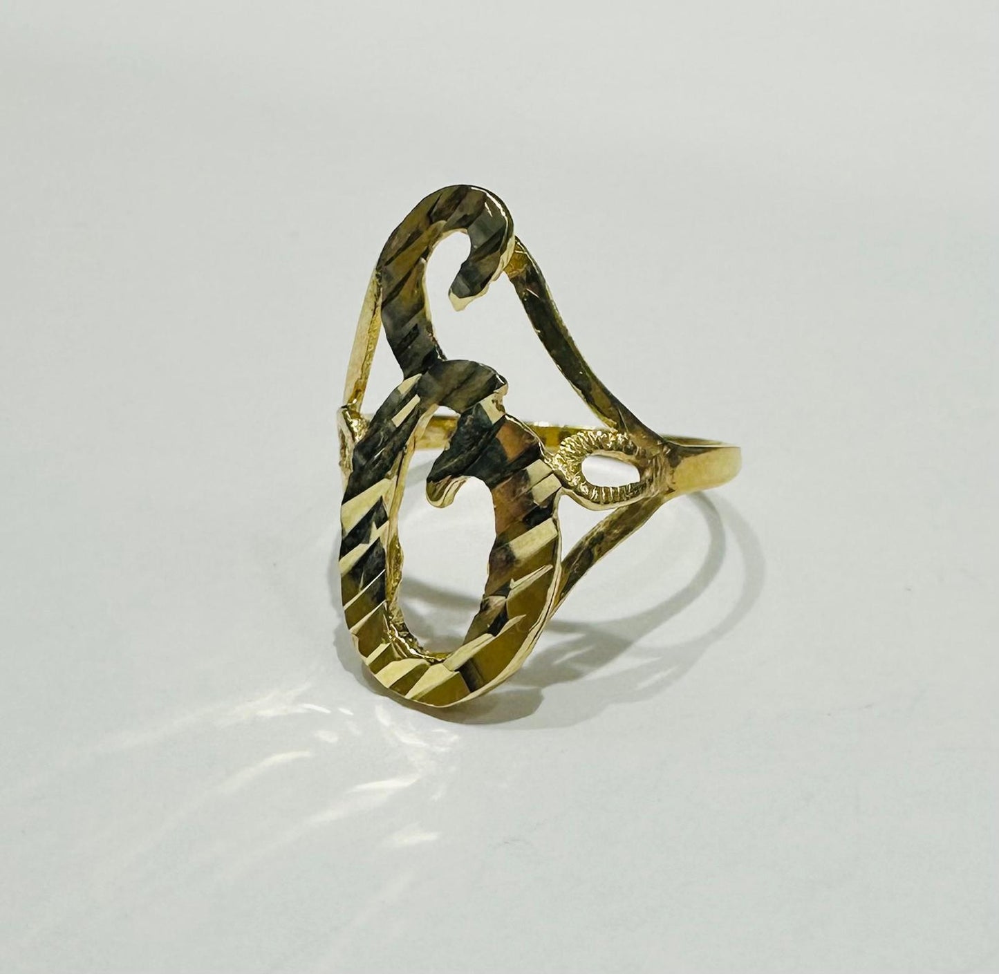 10K GOLD INITIAL LETTER "E" RING -WEIGHT: 1.8gm