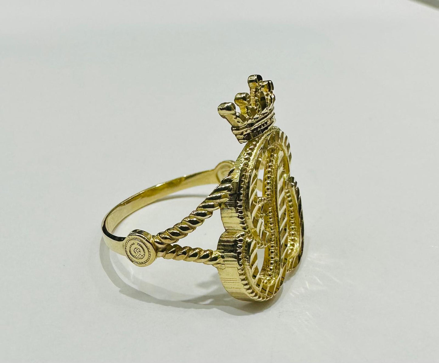 10K GOLD INITIAL LETTER "B" RING WITH A CROWN -WEIGHT: 1.8gm