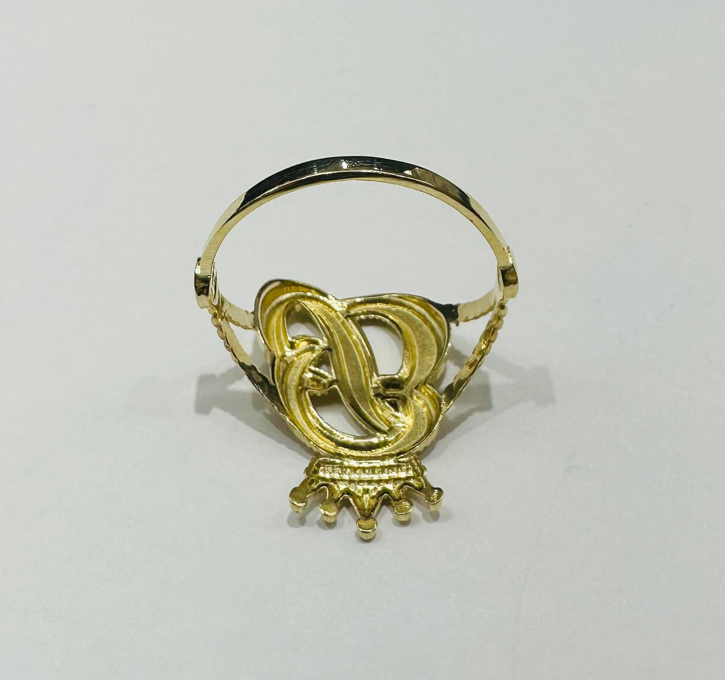 10K GOLD INITIAL LETTER "B" RING WITH A CROWN -WEIGHT: 1.8gm