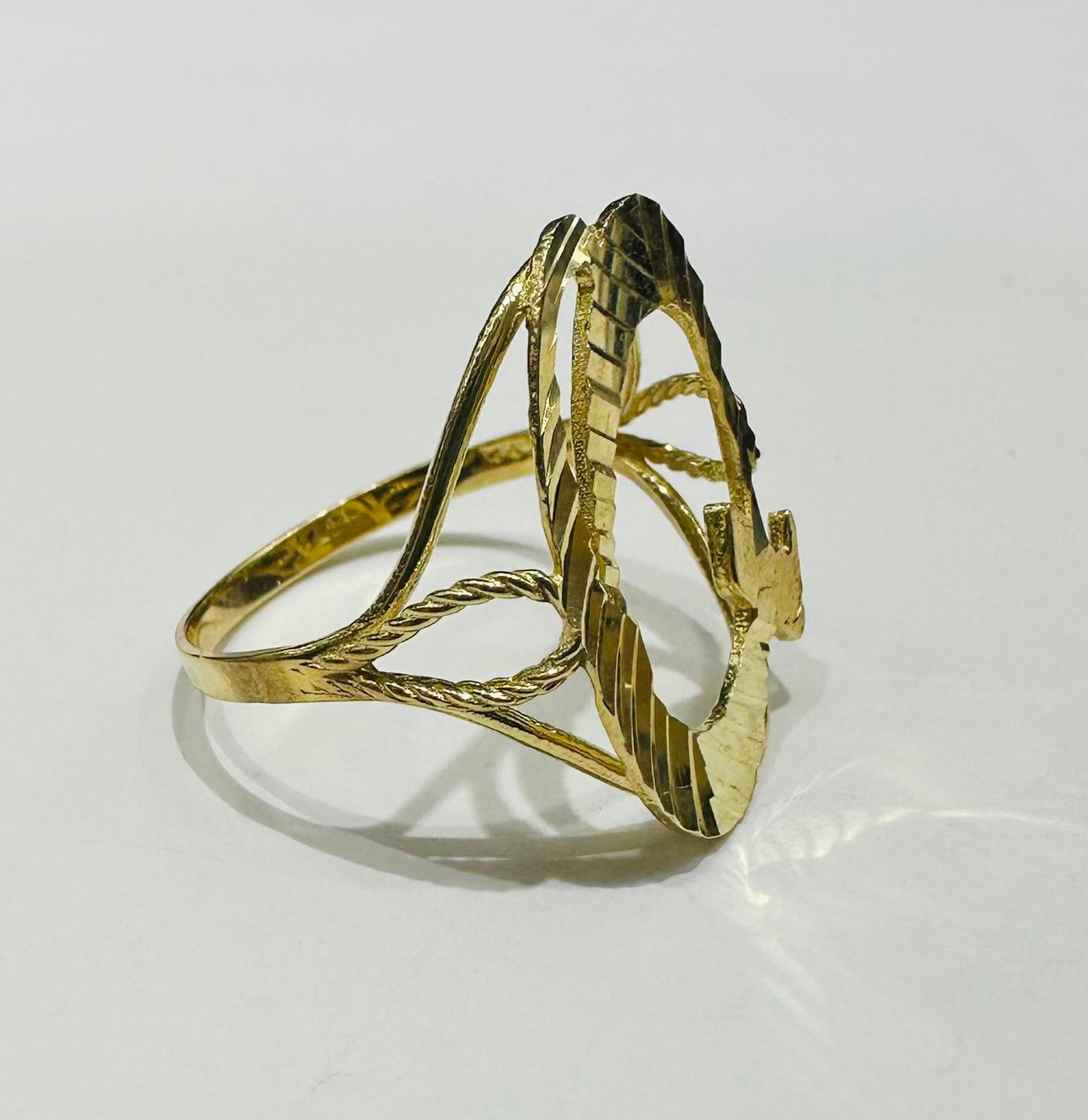 10K GOLD INITIAL LETTER "Q" RING -WEIGHT: 1.9gm