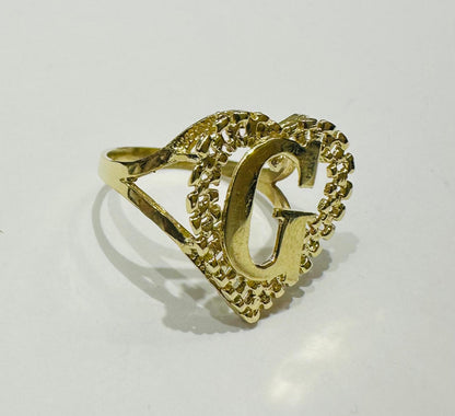 10K GOLD INITIAL LETTER "G" RING WITH A HEART -WEIGHT: 3.2gm