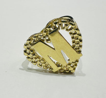 10K GOLD INITIAL LETTER "M" RING WITH A HEART -WEIGHT: 4.0gm