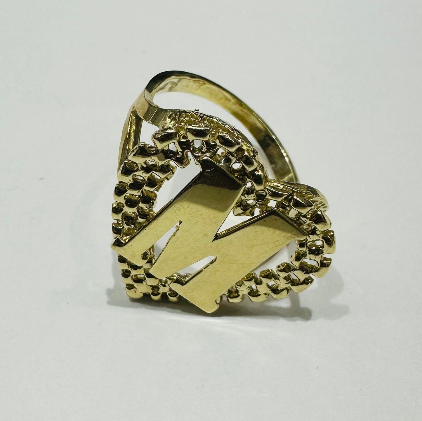10K GOLD INITIAL LETTER "M" RING WITH A HEART -WEIGHT: 4.0gm