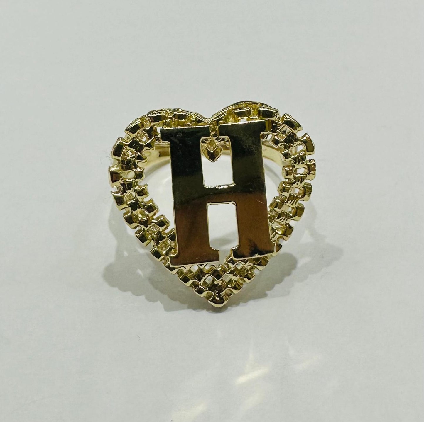 10K GOLD INITIAL LETTER "H" RING WITH A HEART -WEIGHT: 3.9gm