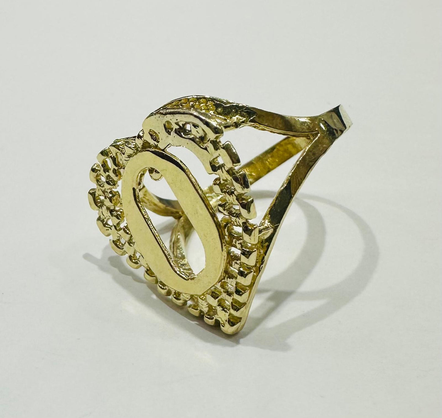 10K GOLD INITIAL LETTER "O" RING WITH A HEART -WEIGHT: 3.5gm