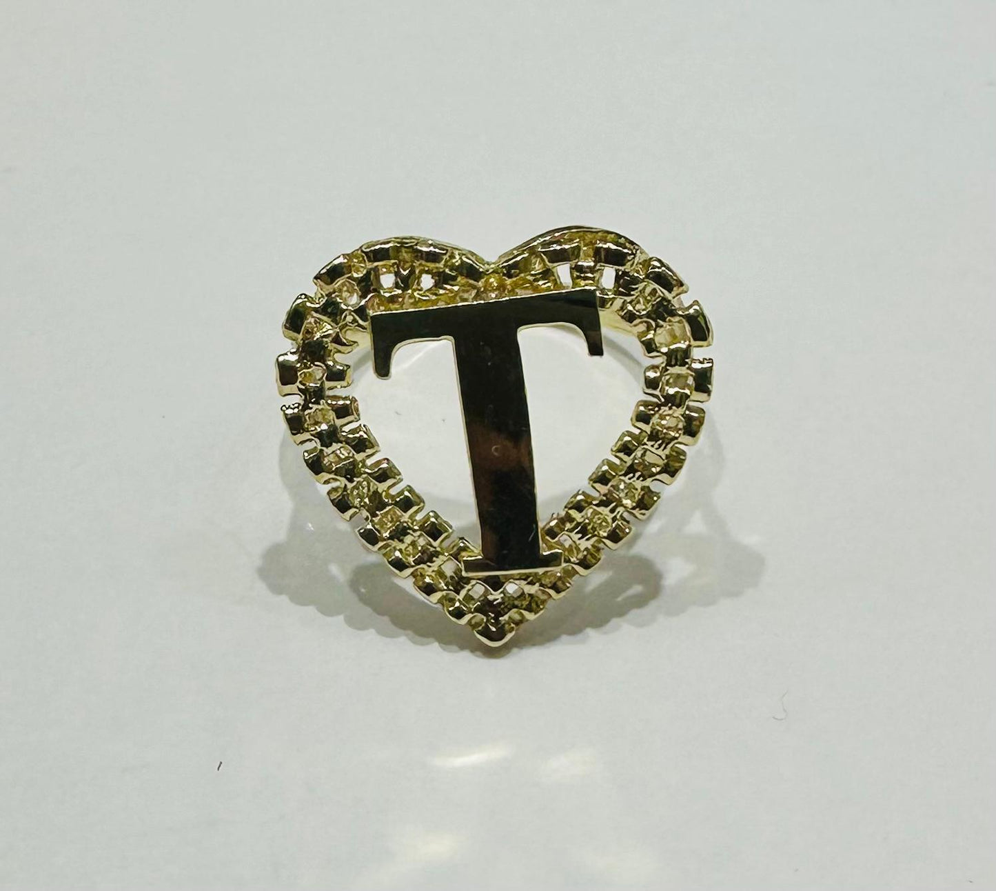 10K GOLD INITIAL LETTER "T" RING WITH A HEART -WEIGHT: 3.3gm