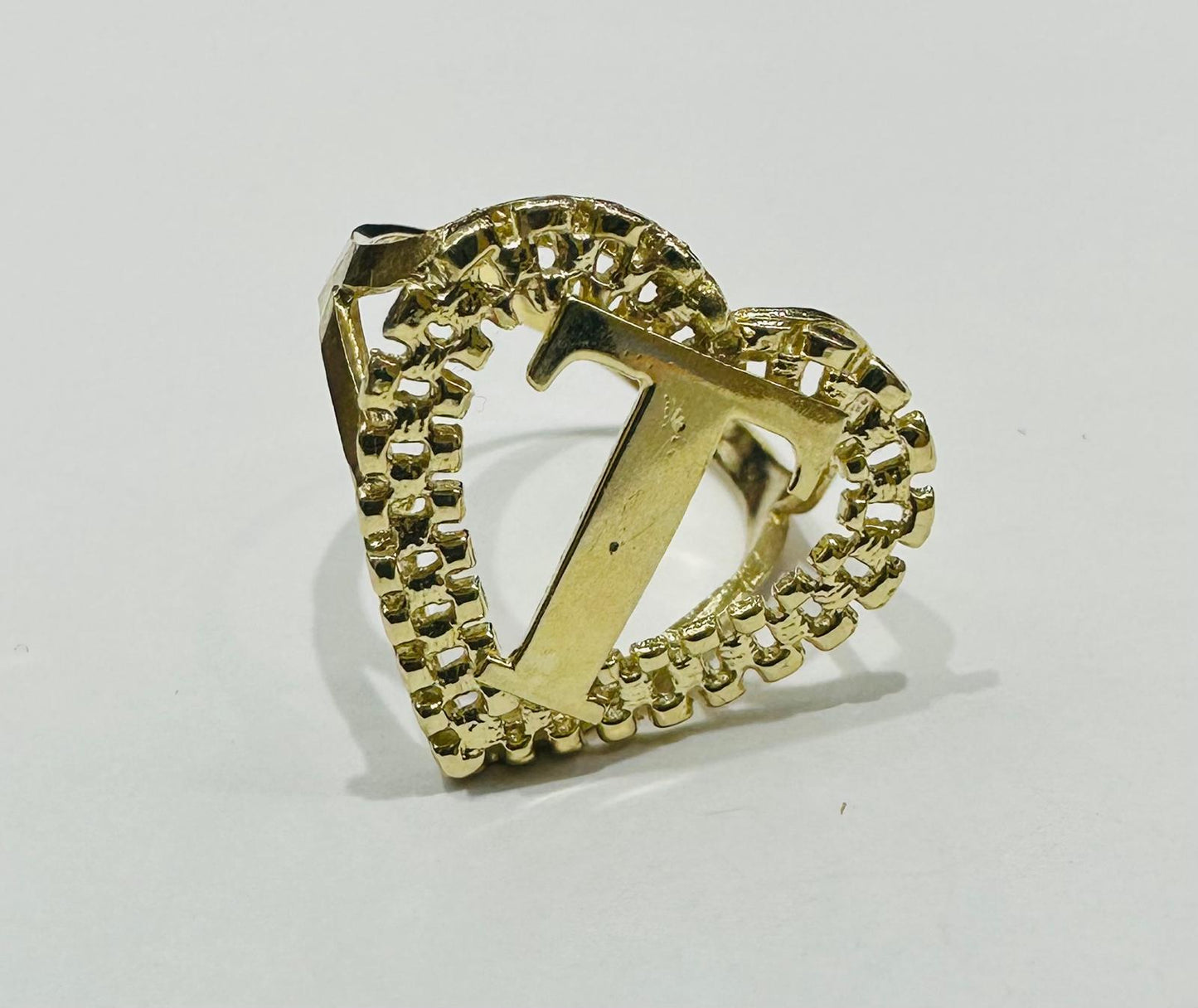10K GOLD INITIAL LETTER "T" RING WITH A HEART -WEIGHT: 3.3gm