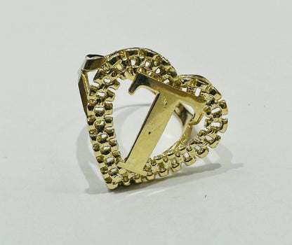 10K GOLD INITIAL LETTER "T" RING WITH A HEART -WEIGHT: 3.3gm
