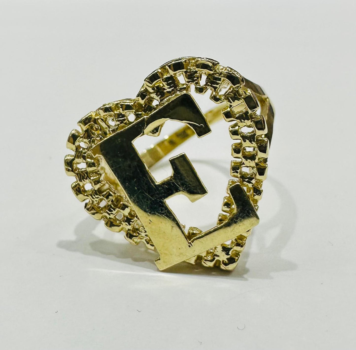 10K GOLD INITIAL LETTER "E" RING WITH A HEART -WEIGHT: 3.6gm