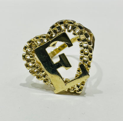 10K GOLD INITIAL LETTER "E" RING WITH A HEART -WEIGHT: 3.6gm