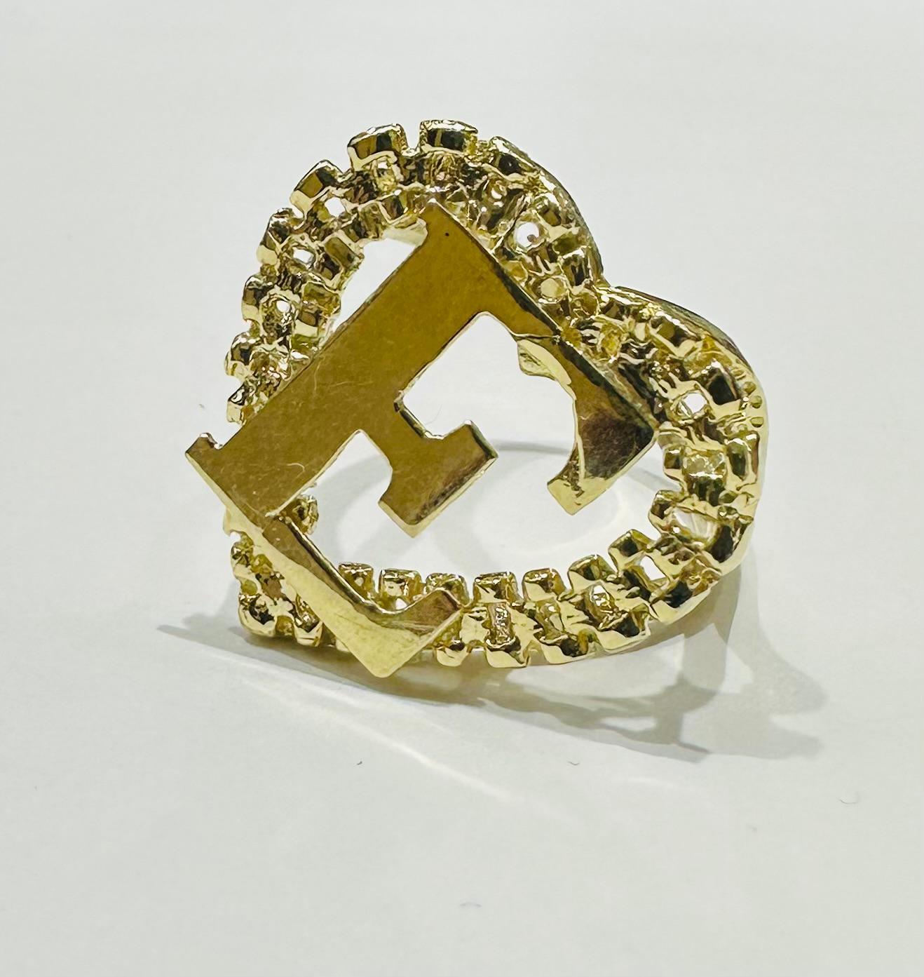 10K GOLD INITIAL LETTER "E" RING WITH A HEART -WEIGHT: 3.6gm