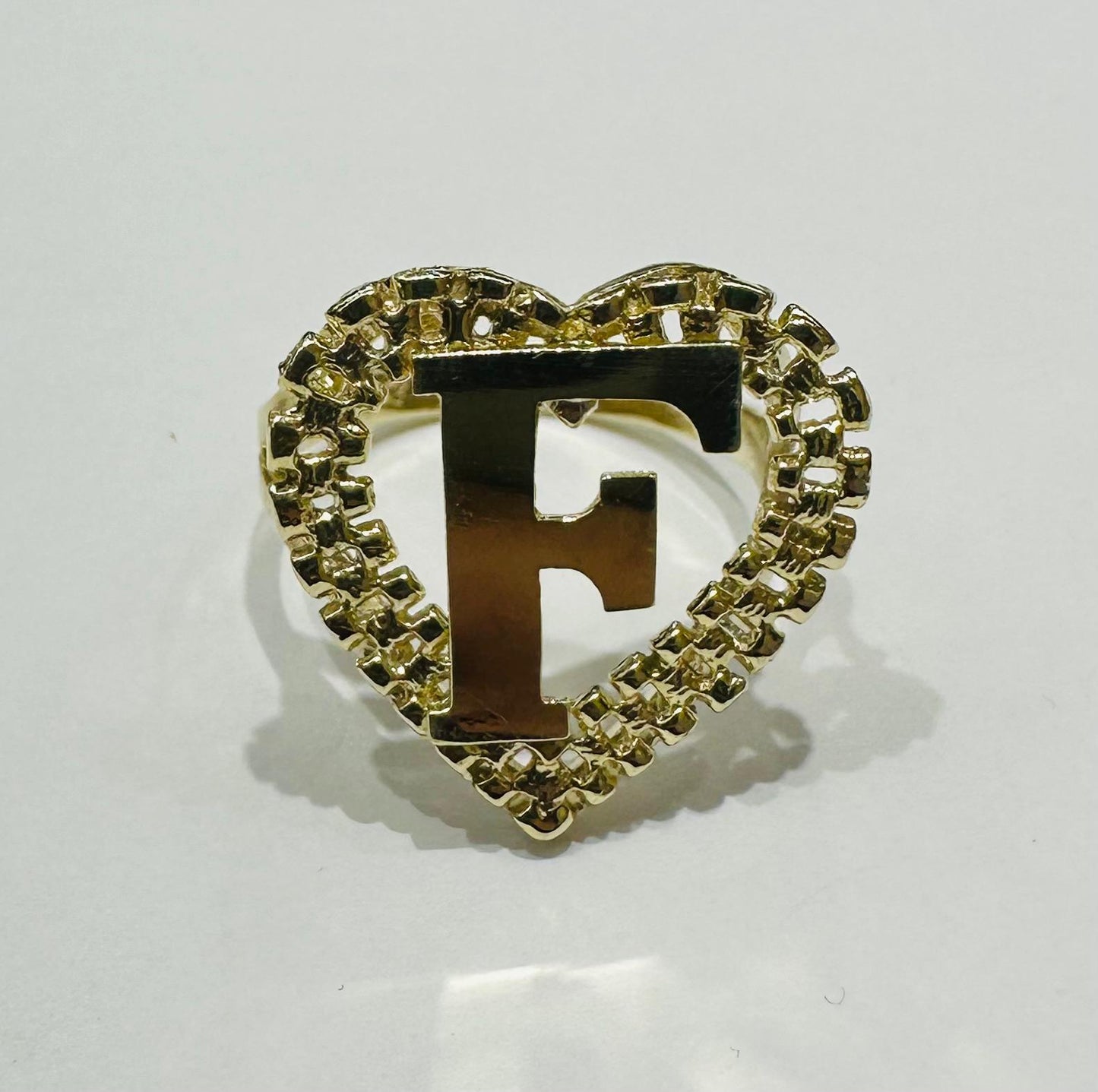 10K GOLD INITIAL LETTER "F" RING WITH A HEART -WEIGHT: 3.6gm