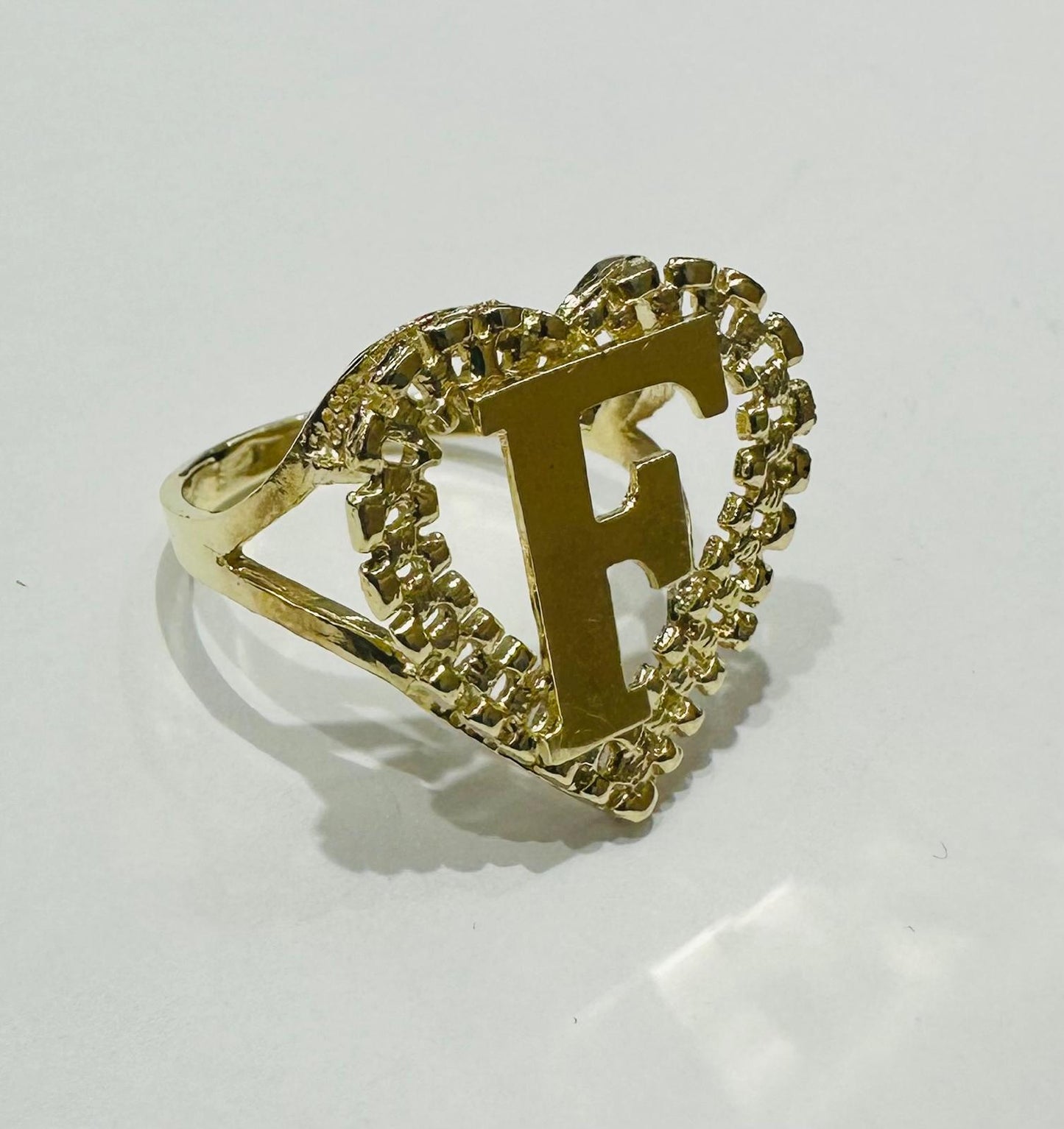 10K GOLD INITIAL LETTER "F" RING WITH A HEART -WEIGHT: 3.6gm