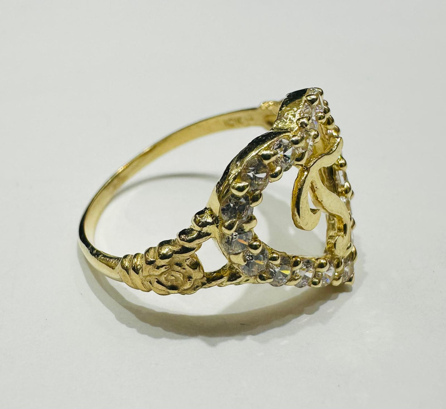 10K GOLD INITIAL LETTER "T" RING WITH A HEART -WEIGHT: 2.0gm