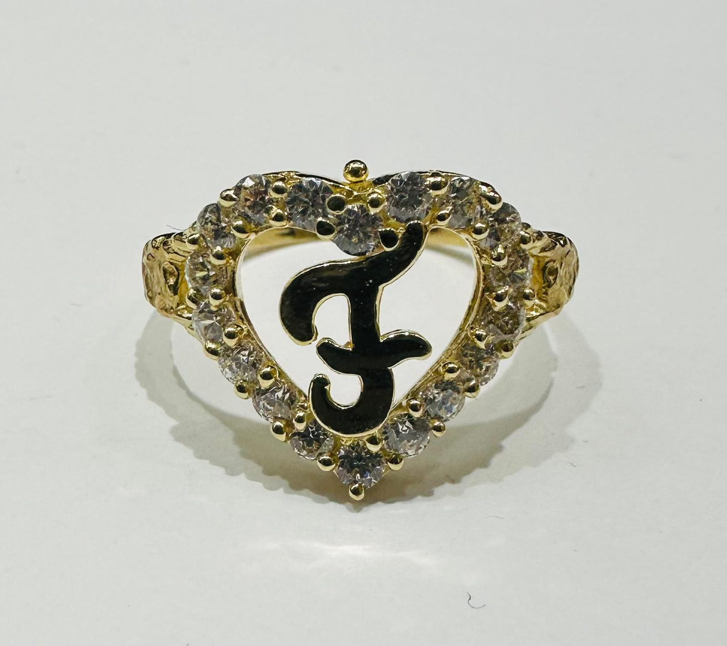 10K GOLD INITIAL LETTER "F" RING WITH A HEART -WEIGHT: 2.3gm