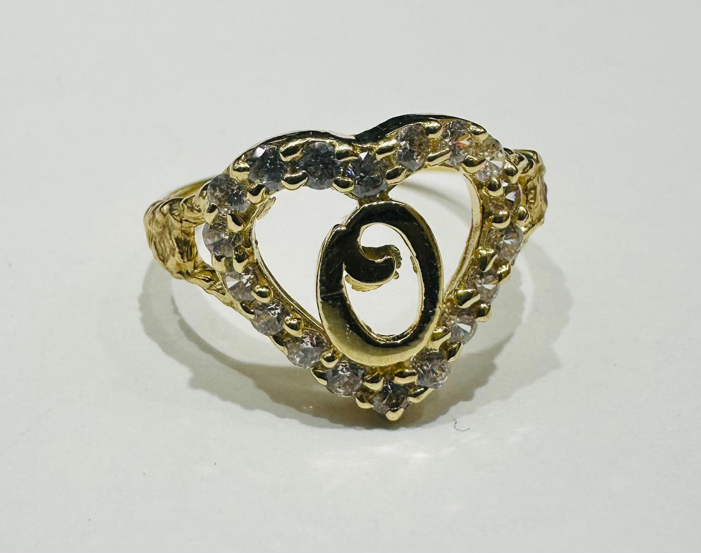 10K GOLD INITIAL LETTER "O" RING WITH A HEART -WEIGHT: 2.2gm
