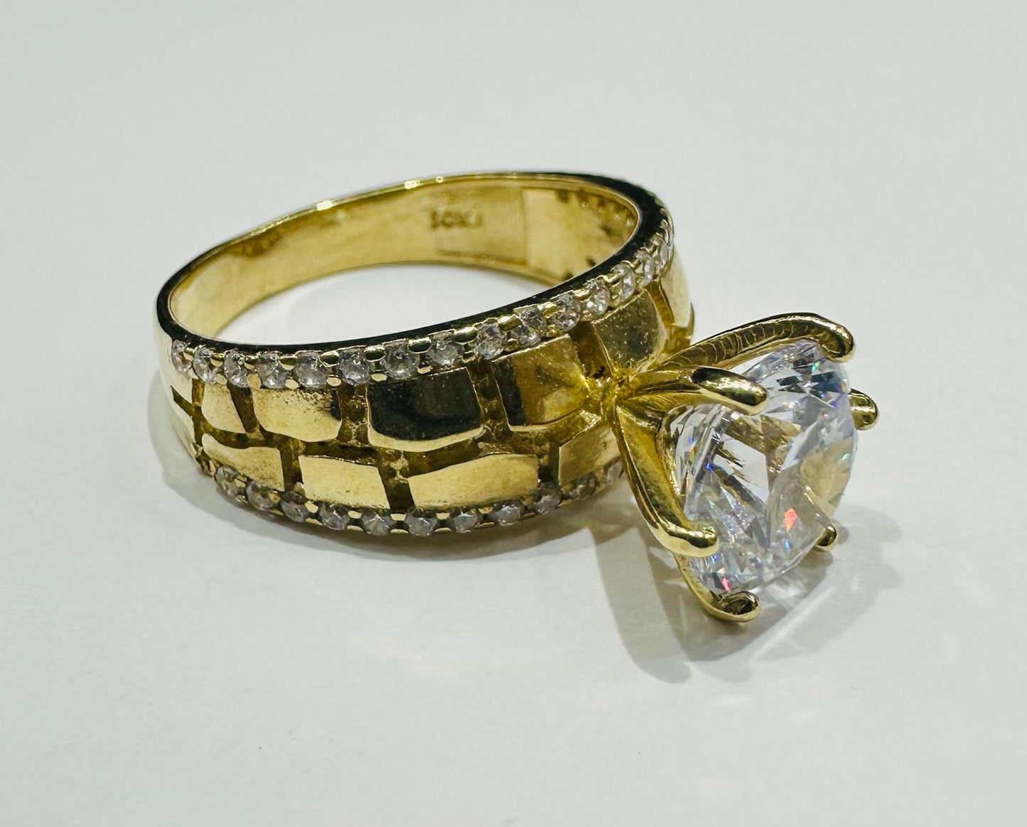 10K GOLD RING WITH CZ STONES -WEIGHT: 5.2gm