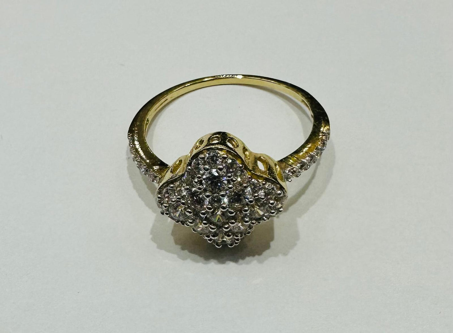 10K WHITE GOLD RING WITH CZ STONES -WEIGHT: 2.3gm