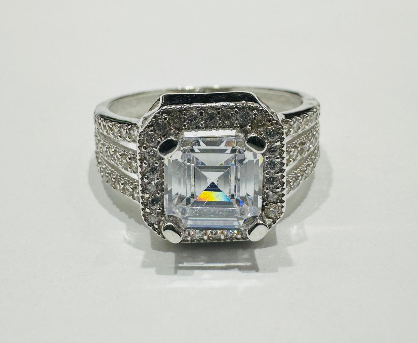 10K WHITE GOLD RING WITH CZ STONES -WEIGHT: 3.3gm